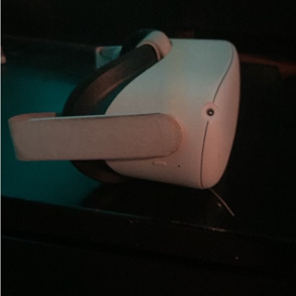 Oculus Quest 2 for sale (used) don’t play it anymore looking for money for it. - Picture 4 of 7